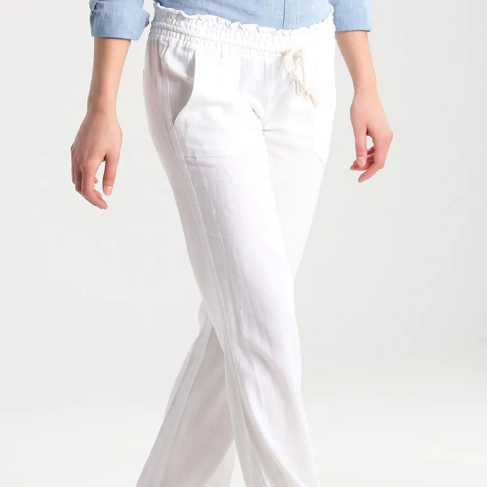 Säljer dessa linne byxor från Roxy som är helt oanvända med prislapp🤍. Jeans & Byxor.