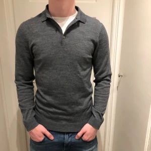 Rugbytröja från Riley - Rugbytröja i jättebra skick-Storlek S-killen på bilden är 182-Inga defekter-skönt material och perfekt till våren-kom dm om du har några funderingar 