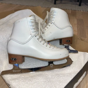 Graf prestige Skridkor  - Jag säljer dessa Graf prestige skridskorna i utmärkt skick! De är tyvärr aldrig använda av mig då mina föräldrar köpte dem i förhoppning om att de skulle passa. Tyvärr var de försmå.. Storleken är 5 1/2 vilket motsvarar 38. Skridskorna är endast åkta