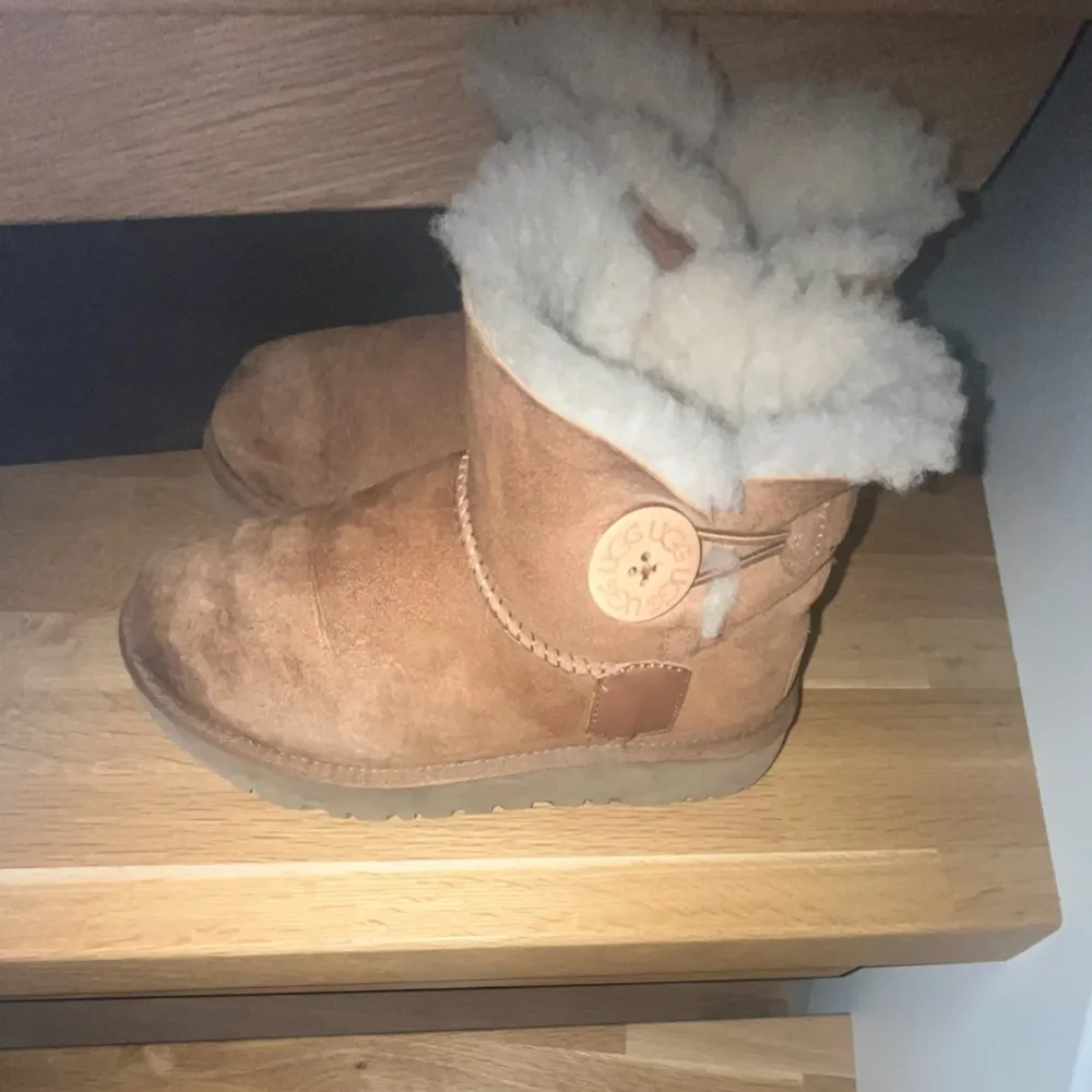 Säljer nu mina uggs eftersom de inte passar längre skorna är endans använda en vinter och är köpta för 2200. Skor.