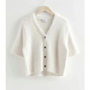 Other stories tröja - Säljer denna så fina, coola och unika ”kofta” från other stories. Det finns ej kvar längre. Köpte den för 899 och säljer den för 500 kr. Inga tecken på använding.