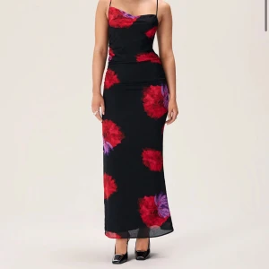 Adoore klänning - Säljer den slutsålda Valence Dress från Adoore i storlek 34. Använd två gånger och är inprincip ny. Nypris ligger på 1495kr 🖤