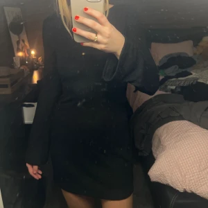 klänning - Fin klänning från hm i storlek s. Tror det är en strandklänning men använt den vanligt också. Använt 1-2 gånger bra skick.