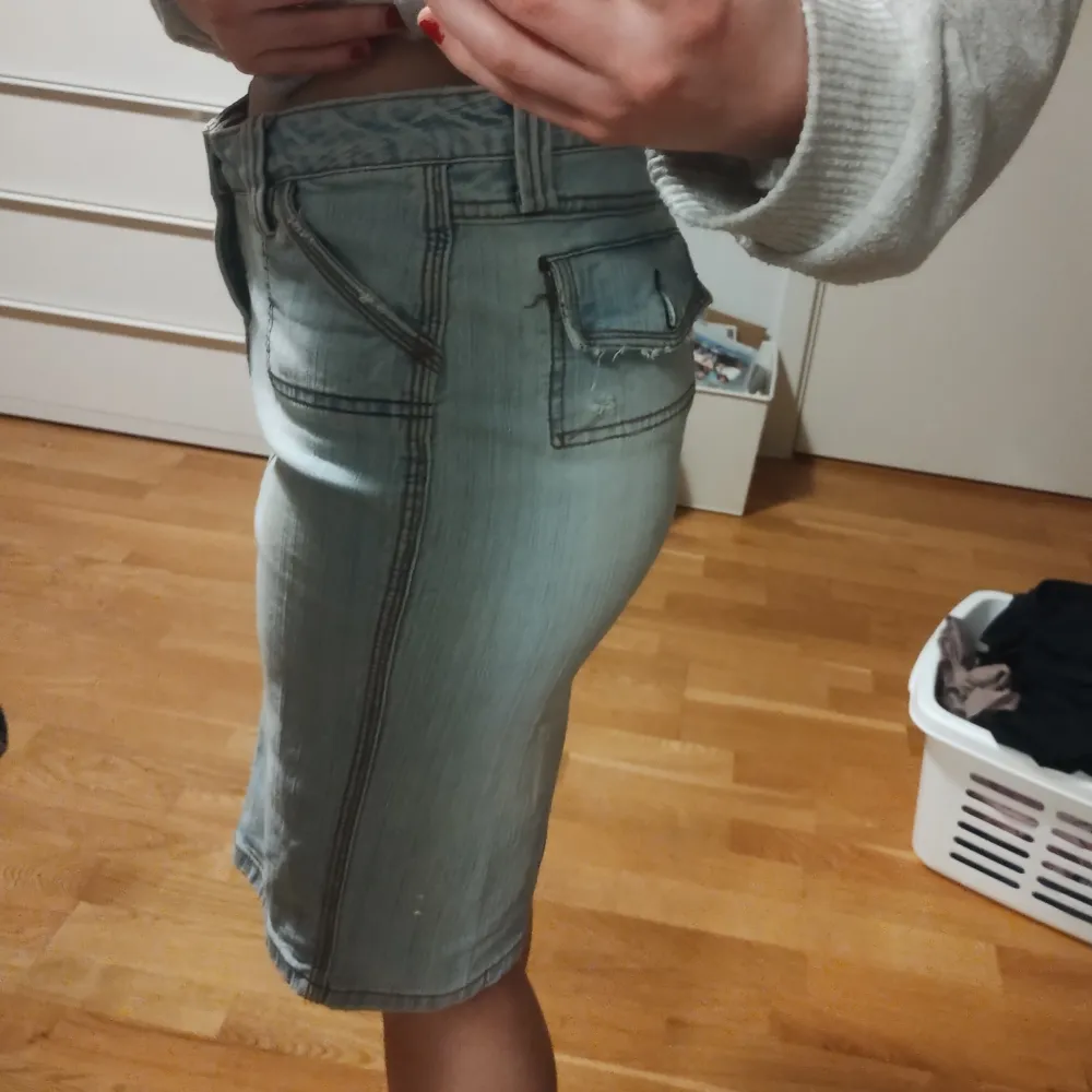 L. A. Jeans kjol i ljus blå. Den är väldigt bra i skick och är jättefin till sommaren. Har aldrig använt, bara testat. Storlek S, men är lite tight. Medellång till låren. . Kjolar.