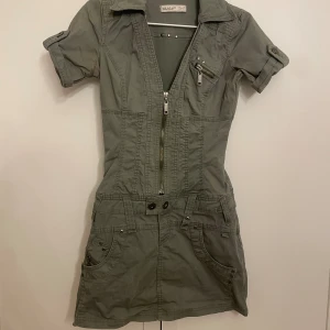 Jeansklänning - Säljer denna svin coola lågmidjade jeans / cargoklänningen!! Tänk denna nu i sommar!😍😍 liten missfärgning vid ena armhålan vilket syns på bilderna