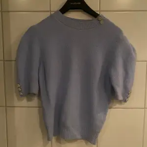 Lila blå kortärmad stickad tröja med silvriga knappar😍. Står på lappen att den är i stl M men passar mig bra som i vanligt vis har S/xs. Säljs för 180kr