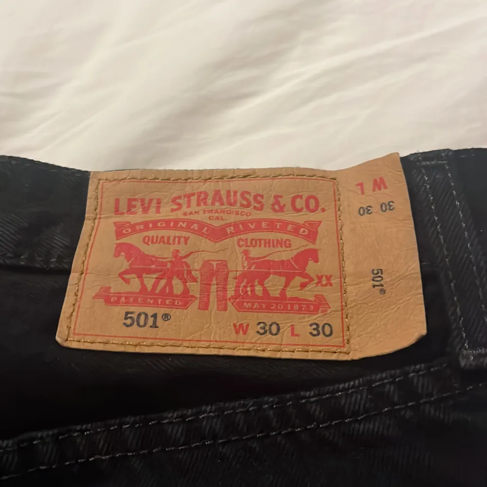 Levis 501 jeans!  Vi säljer nu dessa jeansen som är perfekt nu under våren. De är storlek 30/30. Skick 8/10 då dom är sparsamt använda. Nypris ligger på ca 800kr. Och vårt pris 425kr men kan diskuteras. Hör av er vid fler bilder eller information!. Jeans & Byxor.