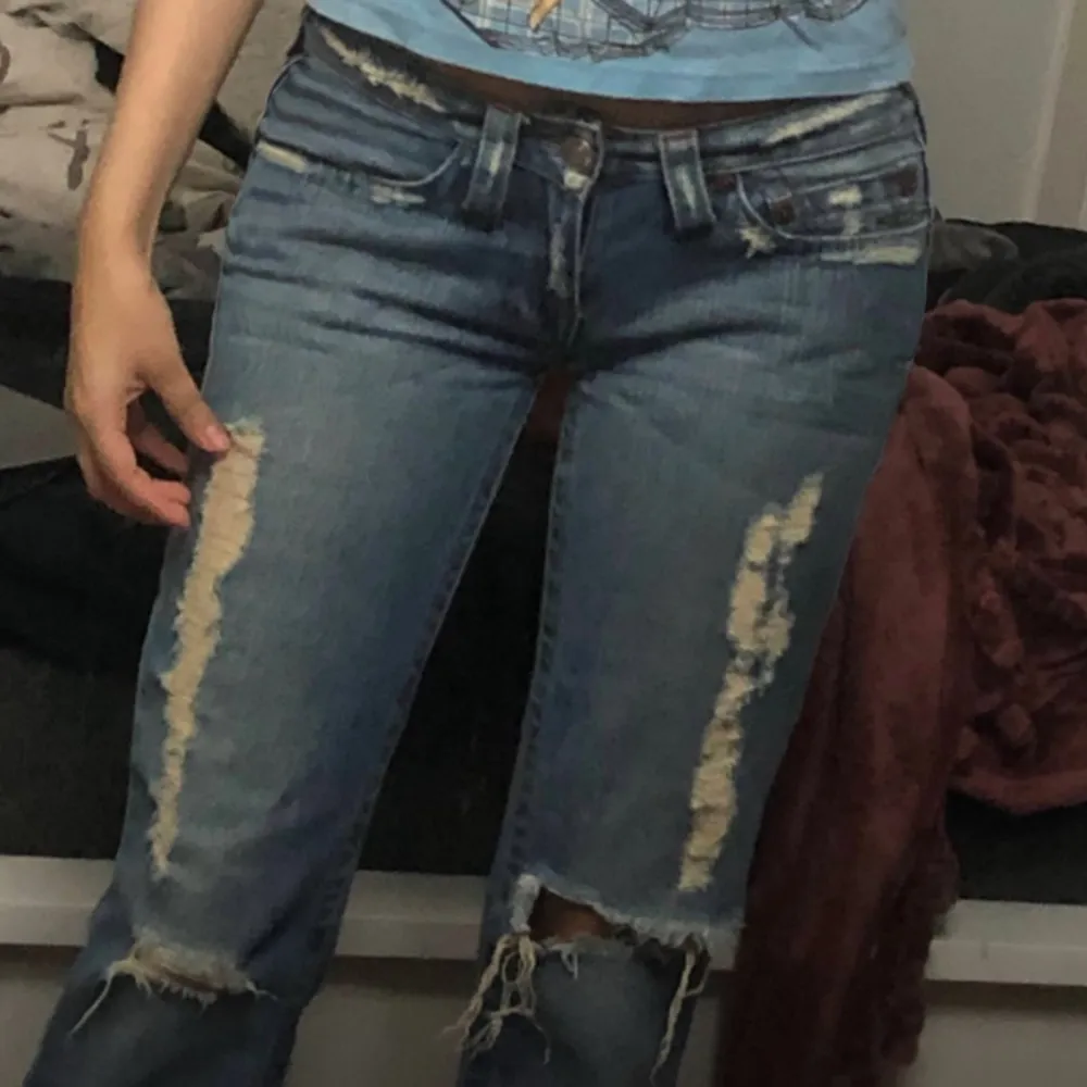 vintage äkta true religion jeans som jag aldrig använt, så snygga i bra använt skick. midjemått 73cm, innerben 74cm. storlek 26. hälen e lite snyggt trampad, skriv för frågor elr mer bilder❤️ (kan ej skicka bild på pga för små) pris kan diskuteras . Jeans & Byxor.