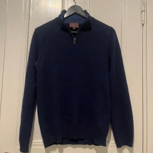 100% Kashmir half zip  - Säljer min superfina 100% kashmirtröja från John Lewis. Väldigt bra skick och i storlek S.  Nypris 1500kr,  köp för endast 599kr