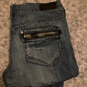 Jeans med cool bakficka från HT & Soin.  Innerbenslängd: 81 cm Midjemått: 42 cm