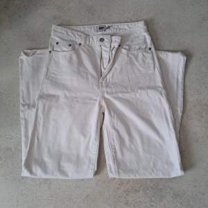 Vita boulevard jeans från lager 157. Raka i modellen och högmidjade. Helt nya, endast provade.