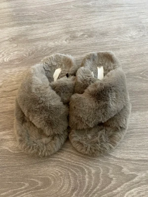 Tofflor  - Fluffiga tofflor använd få gånger storlek 36