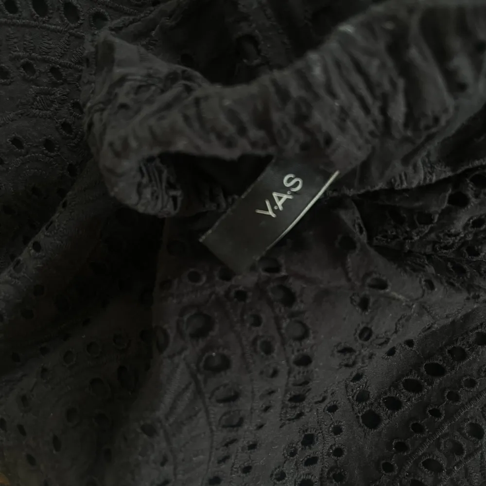Så fin svart volangkjol med mönster som funkar till allt, aldrig använd! Köpt för 459💕Passar S och XS. Kjolar.
