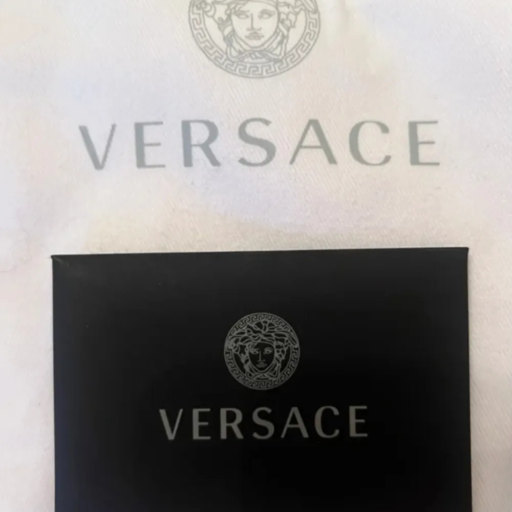 Versace sneakers vitello Meduse Vitello Nero Oro Strl 39 Dust bag  Show box . Skor.