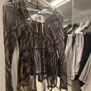 Blus  - Söt blus från nelly💕aldrig använd med prislappen kvar💕säljer då jag redan har en liknande! Stl s 