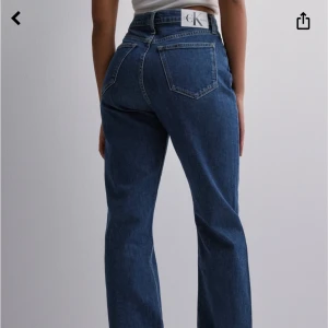 High rise straight Calvin Klein jeans - Bara använt ett fåtal gånger. Mycket bra skick. Storlek W26 XL32 original pris 1099kr