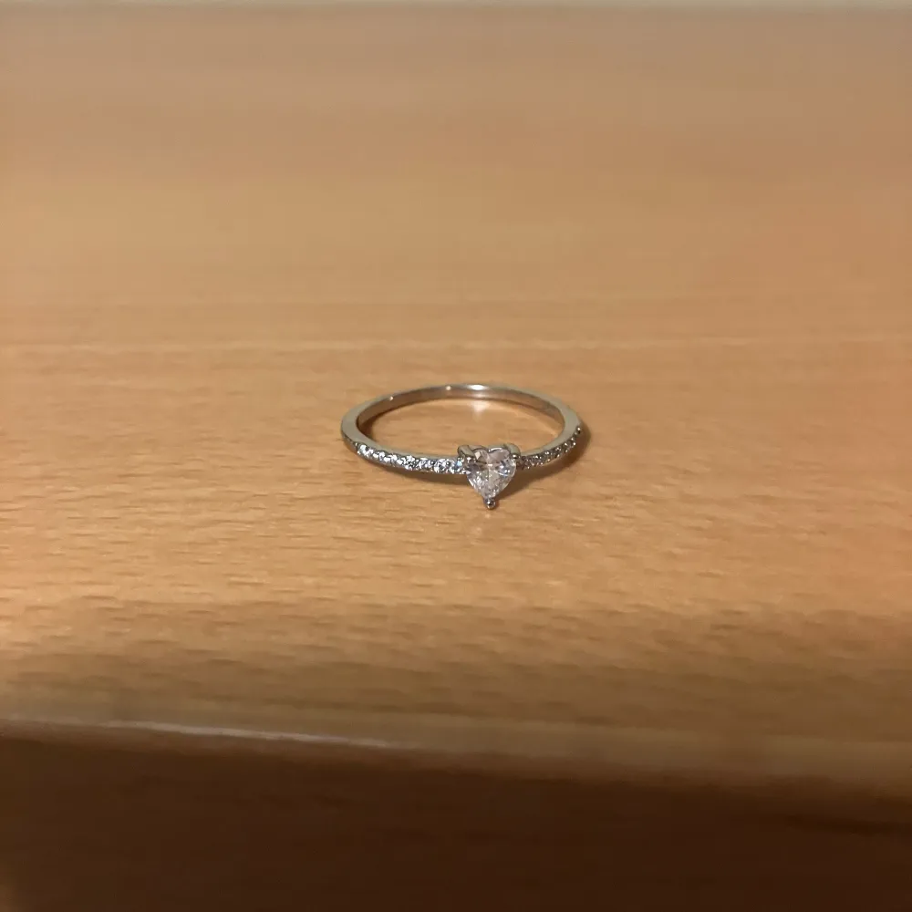 Ring i äkta silver storlek 18/19 mm. Från Glitter nypris 299kr.  Använd en eller två gånger. . Accessoarer.