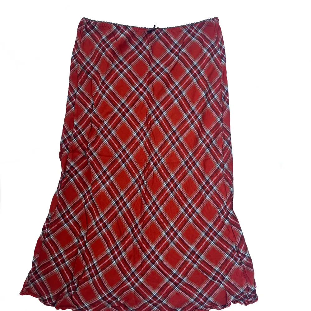 En jättesöt kjol som passar perfekt till sommaren, passar både m och s i storlek . Kjolar.