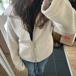 Fleece jacka - Populär fleecejacka från hm. Går ej att köpa längre! Storlek S och sparsamt använd så i fint skick.