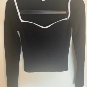 Hjärtformad svart top med vita kontraster  - Stickad hjärtformad svart top med vita kontraster från H&M. Endast använd en gång.  