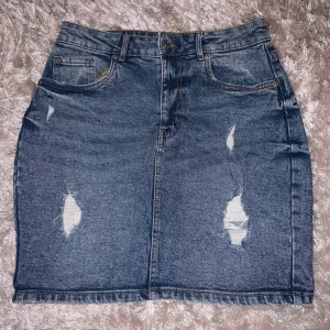 Jeanskjol - En fin kjol köpt ifrån newyorker i strl M, använd fåtal gånger men märks knappt. 💗 tryck gärna på ”köp nu” vid intresse 🦋
