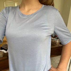 T-shirt  - T-shirt i silkes/satin-material från &other stories. Använd ett fåtal gånger🫶🏻