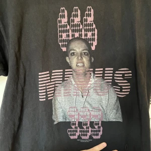 sjukaste britney tishan någonsin - OG OG OG!! dsvdv #trinitytafari #nicdiesel 333 merchet såldes på plugmeplease (ettresex) för många år sedan. sjukaste tishan som gjorts. strl M sitter som M mmmmmmm MMM!!!!!!!!