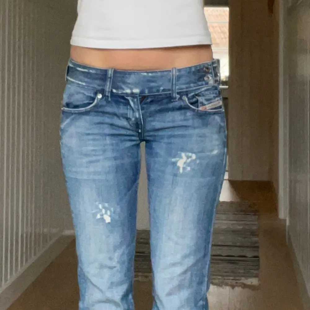 Snyggaste jeansen som tyvärr blivit för små för mig💕 Midjemåttet är ca 38 och längden är runt 80! De är w27💕. Jeans & Byxor.