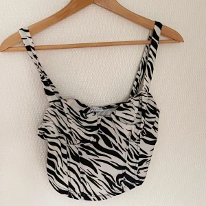Zebratopp - Sommartopp i meshmaterial med zebramönster 🦓 Använd få gånger, nyskick. Stl L men känns som Stl M 💓 Från Bershka.