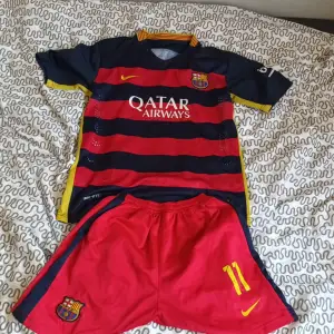 Barcelona Tröjor och ett par shorts Tröja 1 Neymar Jr plus shorts Tröja 2 Lionell Messi  100 kr styck