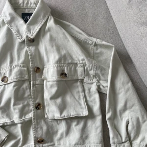 Zara kort vårjacka - En kort jacka med knappar från ZARA. Väldigt ljusgrön färg, strl S. Materialet känns ungefär som en jeansjacka! Fint skick. 💫💫
