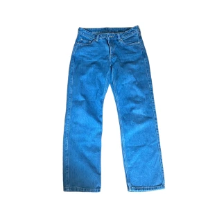 lågmidjade jeans - ett par lågmidjade raka jeans i modellen arrow från weekday. st 26/30. De är lite korta på mig som är 166 cm mått: midja 39 cm  höft 48 cm midja till grenen 20 cm knä 20 cm bredden längst ner på jeansen 21 cm innerbenslängd 74 cm fullständig längd 98