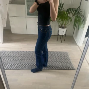 Mörkblå Jeans Eytys - Ett par fina mörkblåa byxor från Eytys, original pris: 1100 kr, storlek: 27 tum. Använt fåtal gånger.