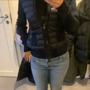 Intressekoll på min moncler cardigan!! Kan skicka mer bilder, vill få den sålt för den kommer inte till användning! 🥰🥰 Skicket är som nytt!! bud på 6800!!