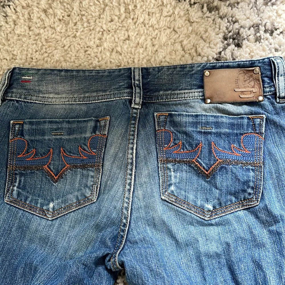 Säljer ett par bootcut jeans från diesel. Jeansen är low waist. Dom har legat ihopvikta därför är dom jätte skrynkliga men det går att stryka bort. Skriv för bilder💞. Jeans & Byxor.