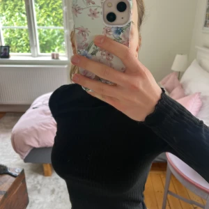 Långärmad topp - Superfin svart, ribbad långärmad bastopp som går upp lite i halsen. Aldrig använd, prislappar kvar.