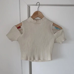 Offshoulder topp från Zara - Jättebra skick! ☺️ Säljer denna favorit tröjan som gett många komplimanger, superfin Offshoulder som är klippt precis vid axlarna,  står storlek M men den är ganska liten så skulle säga S istället, den är även croppad😊
