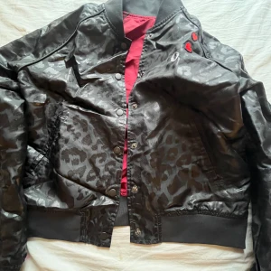 Fred Perry jacka - Har aldrig använt jackan då den inte passar min personliga stil. Fixar den såklart finare innan den skickas iväg☺️