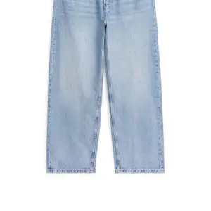 Säljer ett par nästan helt nya Arket jeans. Dom är använda Max 3 gånger. Dom är som i nyskick och har inga fläckar eller defekter. Dom sitter precis som på modellen på bilderna jag la till. Nypris 999kr