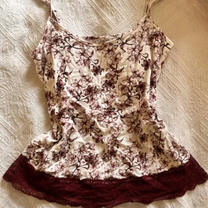 lace linne - jätte söt lila och vit blommig lace linne från twilfit - knappt använd!