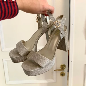 Klackar  - Jääääättttteeeeeeesöta klackar från märket XTI🦋 Använda endast en gång! Säljer då det inte är min stil längre:) Bekväma att gå i