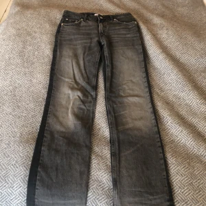 Svart/gråa jeans - Jätte snygga jeans med ljusare färg fram och lite mörkare där bak! Storlek 34. Nästan helt oanvända i jätte bra skick😊