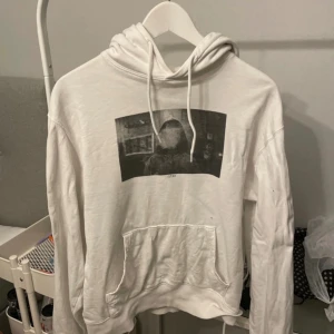Hoodie med tryck - vit - Jättefin vit hoodie med tryck på från Stay💕jag har använt den ett par gånger och den har inga märkbara skavanker men den är lite urtvättad skulle jag säga💕💕