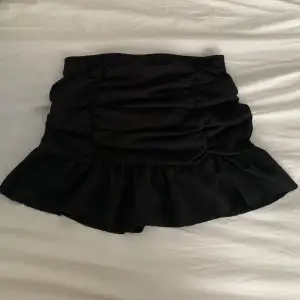 Jättegullig svart kjol!  Pris kan diskuteras 