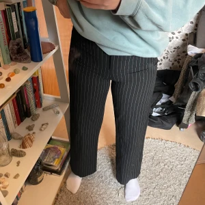 Kostymbyxor - Kostymbyxor från bershka i storlek 36. Passar bra för längd 162 cm. Sköna byxor med ränder. Byxor har använts några gånger men är i bra skick. Svart med vita ränder.