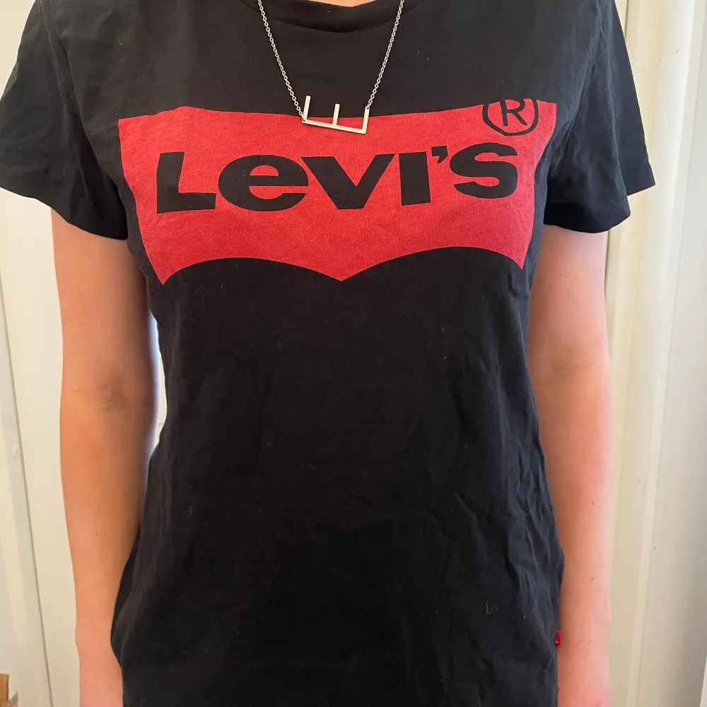 äkta levis tröja, nästan aldrig använd, stl m. T-shirts.