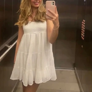 vit volangklänning - säljer den populära vita volangklänningen från zara i storlek XS. passar även S. använd men fortfarande i bra skick. perfekt till studenten eller en sommarkväll! bilderna är lånade, skriv för egna.