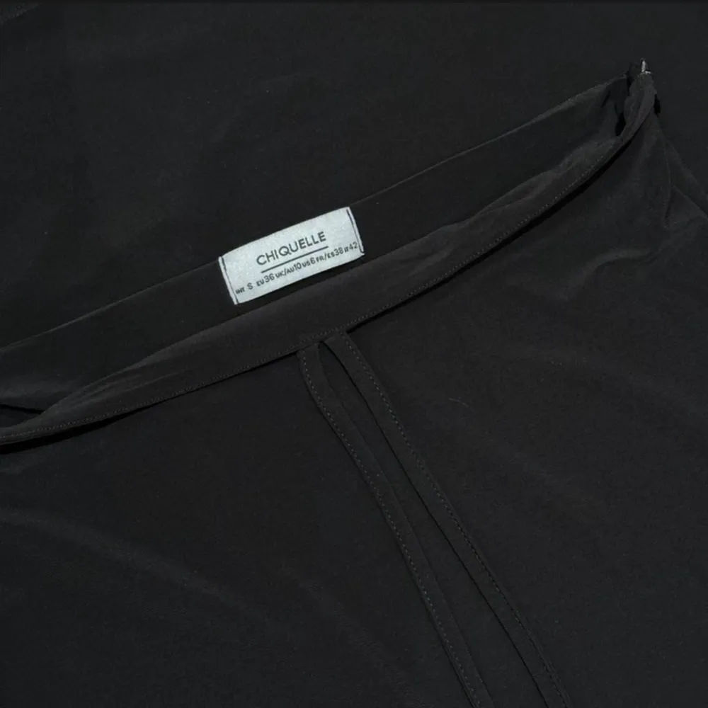 Säljer denna svarta långkjol med snörning som man knyter runt midjan från Chiquelle.  Luftigt skönt material som är följsam till kroppen.  Så fin! ✨ Gott skick, endast använd 1 gång.. Kjolar.