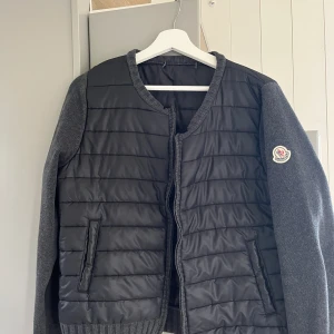 Moncler cardigan - Säljer denna cardiganen, passar till allt.