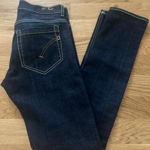 Ett par mörkare jeans från Dondup, modell George skinny fit. Skick 8/10. Storlek 31, passar någon runt 1,70. 